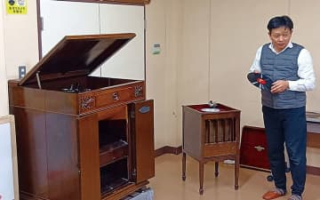 草加で「100年前の蓄音機」が現役演奏　往年のヒット曲など鑑賞「音の響きが素晴らしい」