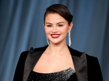 セレーナ・ゴメス、自身の声や“口ひげ疑惑”への質問に率直に回答「気持ちはよく分かります」