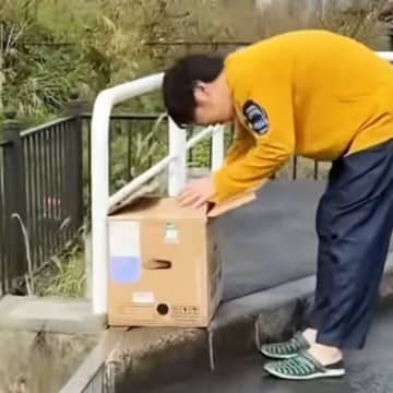 無人駅の前、ダンボールに入れて『捨てられていた子猫』→保護されると…心温まる展開が27万再生「尊い命が救われた」「泣けてくる」