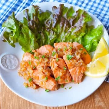 【サーモンは漬けて焼く時代へ】にんにくの香りでぶち上がる最強ガーリックサーモン爆誕