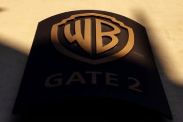 米ワーナー、パラマウントの買収提案を拒否するよう株主に助言　提案は「非現実的」と批判