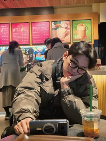 キム・ミンギュ、日本のスタバでくつろぐ姿も…近況ショットを続々公開