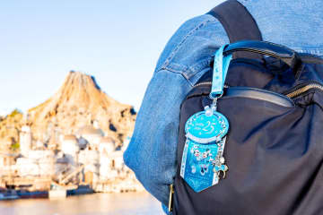 ディズニーシー、25周年限定グッズにカスタム可能な「ジュビリーバッジ」登場！