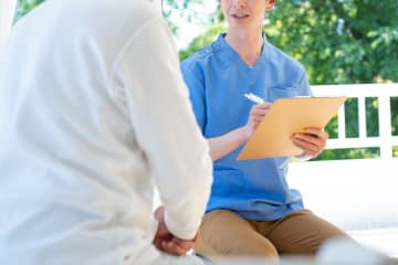 遠距離介護はもう無理！ イラストレーター【上大岡トメさん】の 実録「親が高齢者施設に入るまで」