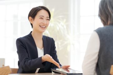 初任給12万円のブラック企業で挫折、それでも約1億円貯金を達成…61歳・公務員女性を支えた“意外な存在”