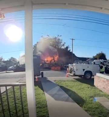 「ズドーン！」道路工事中、ガス管が爆発→住宅がこっぱみじんになる様をドアホンが記録。「避難の呼びかけがなかった」と近隣住民