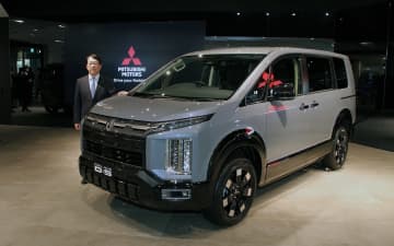 三菱自動車、「デリカD:5」大幅改良モデル公開 加藤隆雄社長「デリカD:5がキャプテンで販売台数の底上げをけん引してもらう」