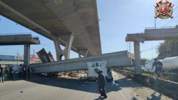 トラックが荷台を上げたまま走行…歩道橋に接触し2人死傷　歩道橋の一部が落下　土を下ろした後そのまま走行か　タイ・バンコク