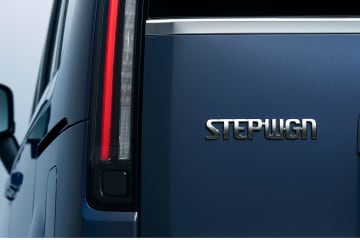 ステップワゴン30周年記念車には、初代ロゴが復活。「懐かしい」と豪華すぎるを併せ持つメモリアルな1台。
