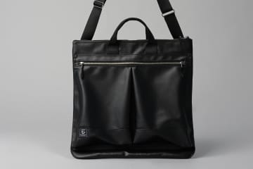 ラミダス×メゾンスペシャルのバッグ、ブラックPVC素材のヘルメットバッグや2WAYトート