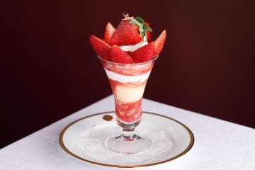 資生堂パーラー 銀座本店の苺尽くしパフェ、大粒の「美濃娘」や「さぬきひめ」を贅沢に使用