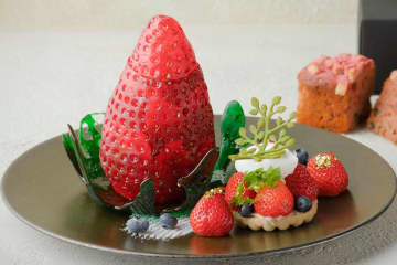 アマン京都“まるでガラス細工”な苺パフェ、ストロベリーアイス＆芳醇ピスタチオクリームを飴細工にイン