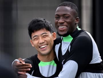 ドラゴンボール愛が炸裂！ 運転中のフランス代表DFが披露、“悟空Tシャツ”姿の真顔ショットに遠藤航も反応「Gokuuuu」