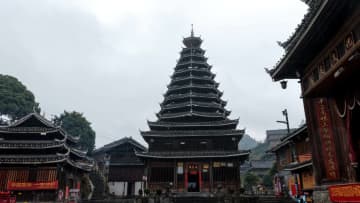 霧雨降るトン族の村に趣ある風景　中国広西チワン族自治区