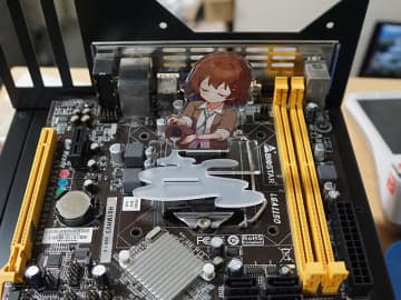 プロ生ちゃんグッズに新作、「プロ生ちゃん（暮井 慧） グリスを注ぐ女 アクリルスタンド」が入荷