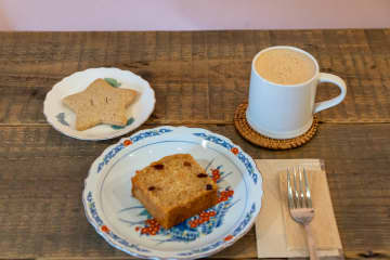 高円寺のチャイカフェ『amber chai & bake』。店内を満たすのはスパイスの香りとオープンな空気感