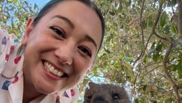 「似てる…！」SHELLY 移住先オーストラリアで“世界一幸せな動物”とのツーショット披露！とびきり笑顔のカメラ目線に「ズートピアかと」