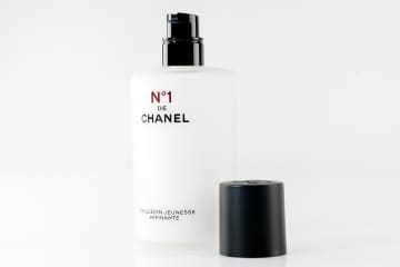 シャネル2026年春スキンケア「N°1 ドゥ シャネル」に“毛穴引きしめ”新エマルジョン