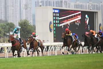 結婚から14年…現在48歳の人気タレントが妖艶ブラックコーデ＆美脚で異国の競馬場に降臨！ 夫の勇姿に声援