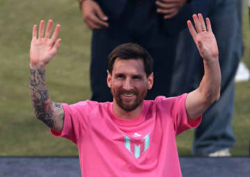 メッシ　インドツアー大混乱も億万長者から約２億円の腕時計贈られる＝英報道