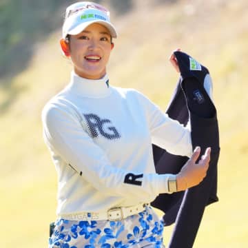 超カッコいい！ グレースーツでキメた原英莉花が“キュートでクールなメガネ七変化”姿を公開！「今年も最高なサポートありがとうございました」