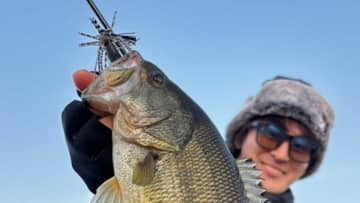 冷え込んでもこの“組み合わせ”は安定感抜群。ボリュームのあるルアーよりは食いやすいサイズ感がおすすめ！丁寧に撃って一点シェイク！