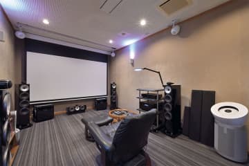 サブウーファー4基！ ド迫力のイマーシブサウンドが楽しめる防音シアタールーム