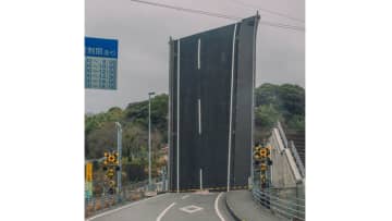道路が立ってる！？トンネルの壁に穴？思わず二度見する全国の珍風景【一人旅研究会の“日本”ノスタルジック写真館】