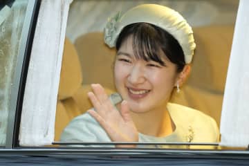 《肌にテープで固定も》愛子さま 「左手首の白い糸」を1カ月間公の場でご着用…専門家が語る“意外な理由”