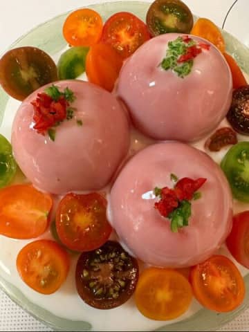 クリスマスの夜に特別お洒落な〈スタッフドトマト〉