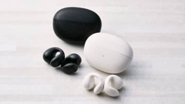 レザー調で耳を塞がない エレコムのオープンイヤー完全ワイヤレスイヤホン「LBT-OWS03」