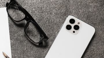 スマホ見すぎ？ 6割が目の疲れを実感　45％が「スマホ依存症」と自覚