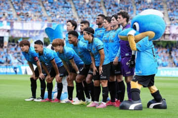 「急に可愛い寄り」「オシャレな感じ」鮮やかなサックスブルーが映える！ 川崎、百年構想リーグで着用の特別ユニに反響「黒増やしたよ！って感じ」