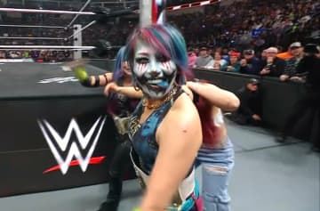 「レフェリー暴行」「やりすぎだろ」日本人女子レスラーが凶行 「完全に一線を越えた」「これこそがヒールに必要な熱」賛否も