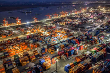 中国経済支える各地の港　年の瀬の風景