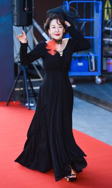 「訃報は誤報」と訂正・謝罪があった直後に…ユン・ソクファさんが死去、韓国演劇界の大御所