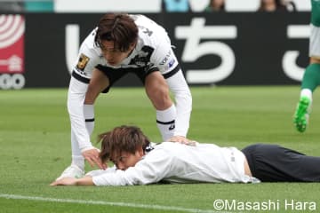 ｢決定的チャンスを防がれ、天を仰ぐ…｣世界中のサッカー中継で流れる｢お馴染みの映像｣【｢シュートを外した後のストライカー｣のあるべき姿】(1)