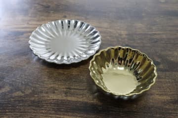 ダイソーですっごいの見つけた！「まっ眩しい…」「ド派手すぎてて笑った」思わず購入した食器