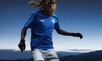 深いブルーが印象的！プーマが手がけるサッカー・アイスランド代表の新ホーム用ユニフォーム発表！