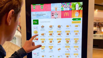 飲食店のスマホ注文は「紙のメニュー」に戻すべき？見つめ直される「店員」の価値や長所