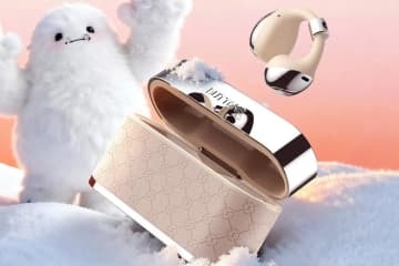 BUTTONS、AI搭載のながら聴きイヤホン「BUTTONS CLIP」に新色 “Cream White”