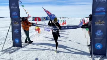 南極初“後ろ向きマラソン”？氷点下15℃の極寒「南極アイスマラソン」でオーストラリア人女性が女性初優勝！