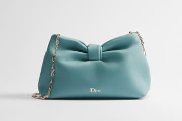「ディオール ボウ」“リボン型”のふっくらレザーバッグ、ジョナサン・アンダーソンによる新作