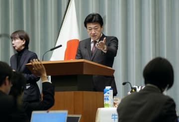 政府「非核三原則は堅持」　前防衛相、交代論に言及