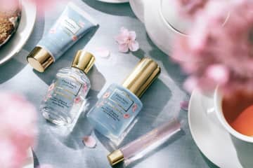 フローラノーティス ジルスチュアート26年春コスメ、“桜と紅茶”香るロールオンフレグランスなど