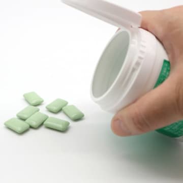 高齢者はガムを噛め？ 健康寿命を延ばし認知や身体機能にも好影響