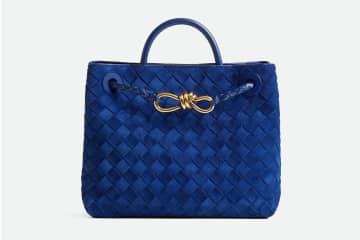 ボッテガ・ヴェネタ“ロイヤルブルー”のバッグ、ゴールドパーツ際立つスエードイントレチャート