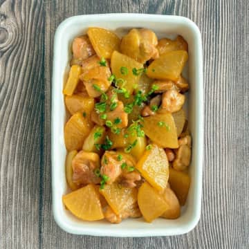 【大根と鶏肉あったらこれ】「ご飯にめっちゃ合う！」作り置きにもぴったり◎鶏ももと大根のだし煮レシピ