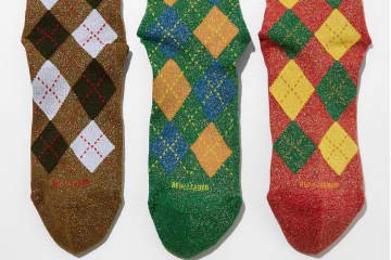 ベッドフォード×シックストックス“ラメ入り”ソックス、クリスマス配色のアーガイル柄で