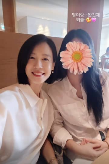 「待たされ、料理も生臭かった」と日本での食事を酷評した韓国女優、成長した娘と明るい笑顔【PHOTO】